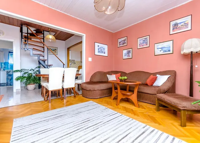 Buksa 아파트 트로기르